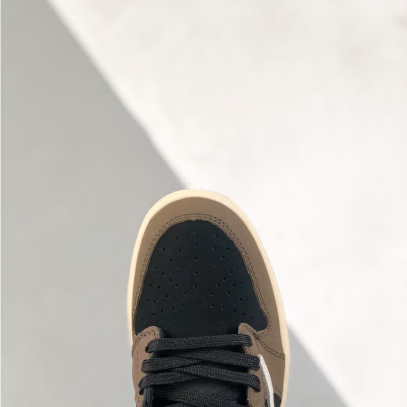 Brown low-top sneakers