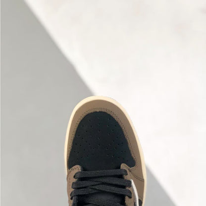 Brown low-top sneakers