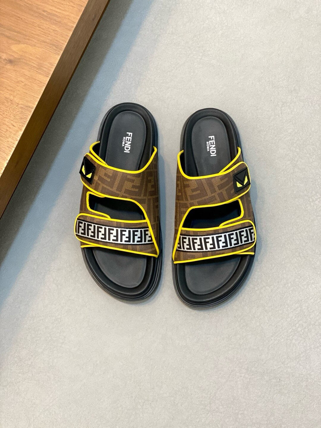 Eye Pattern x F Print Slippers