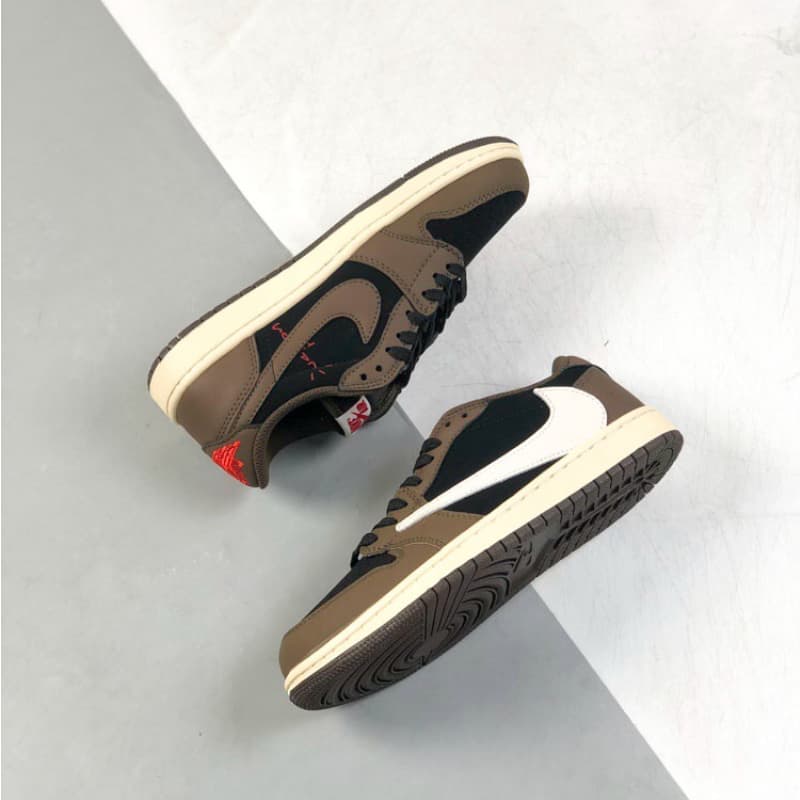 Brown low-top sneakers