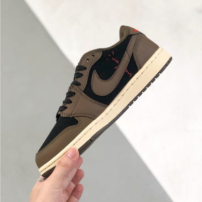 Brown low-top sneakers