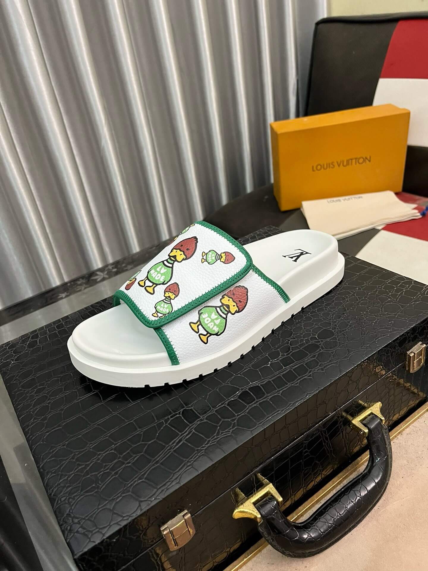 Cartoon Character Embossing Slippers