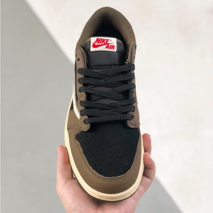 Brown low-top sneakers