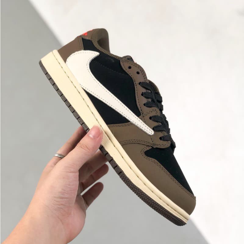 Brown low-top sneakers