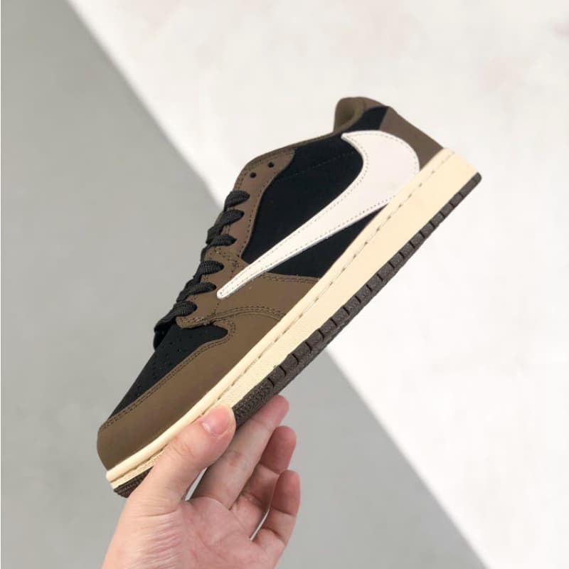 Brown low-top sneakers