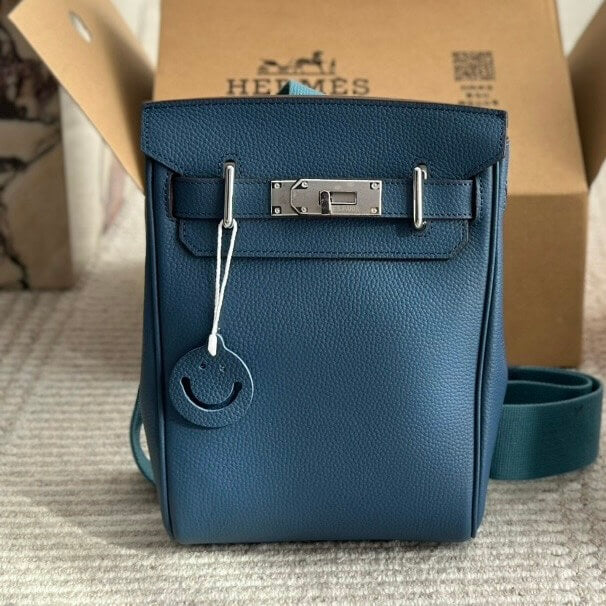 Fashion Vertical Metal Buckle Bag