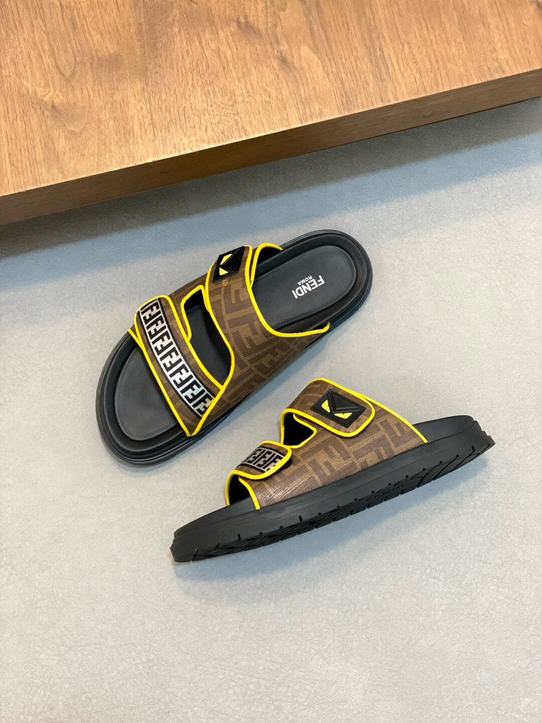 Eye Pattern x F Print Slippers