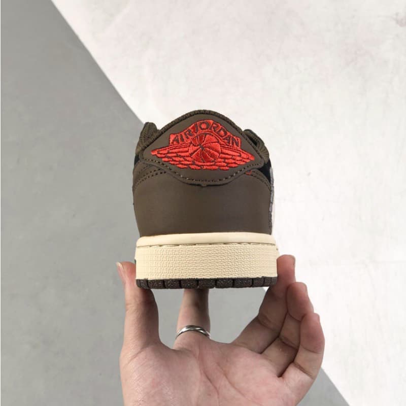 Brown low-top sneakers