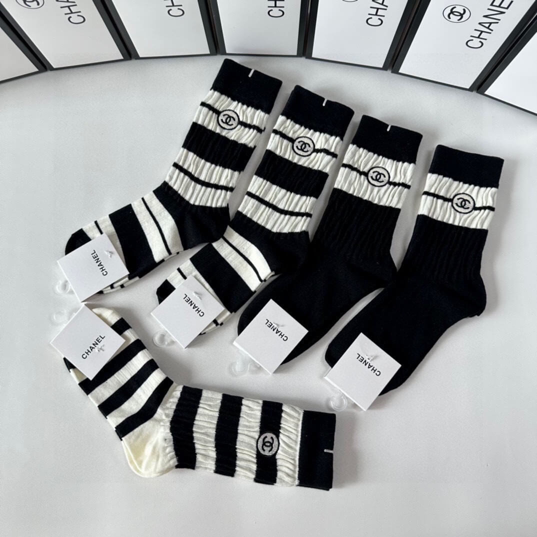 Embroidered Mid-Length Socks